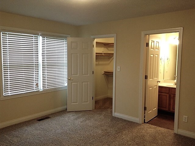 Building Photo - 1207 Meadowood Dr