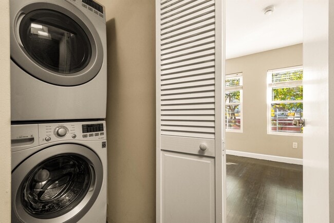 Building Photo - 526 Manila Ave