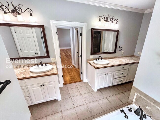 Building Photo - 4-Bedroom Home with Garage / Available Now!
