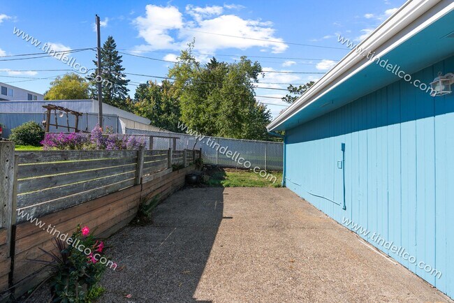 Building Photo - Darling Two Bedroom With Large Fenced Yard...