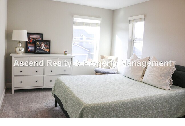 Building Photo - 4 Bed/3 Bath Hillsboro Laurel Oaks Neighborhood, Solar Panels, 1 or 2 Pets Allowed with Pet Rent,...