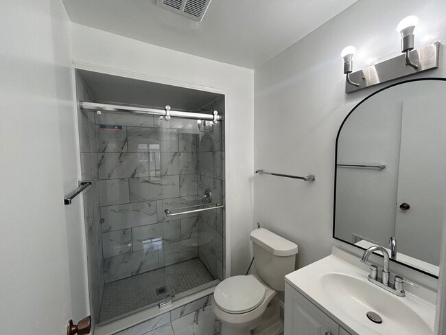 Building Photo - 3069 Lindenwood Dr