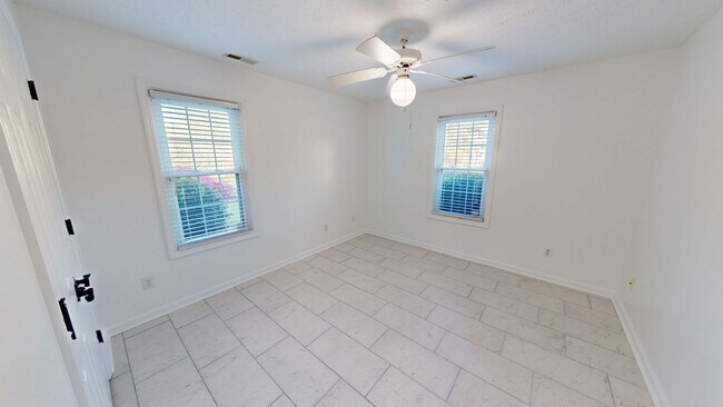 Building Photo - 3 Bedroom Condo in Kings Grant w/ Luxury Updates!