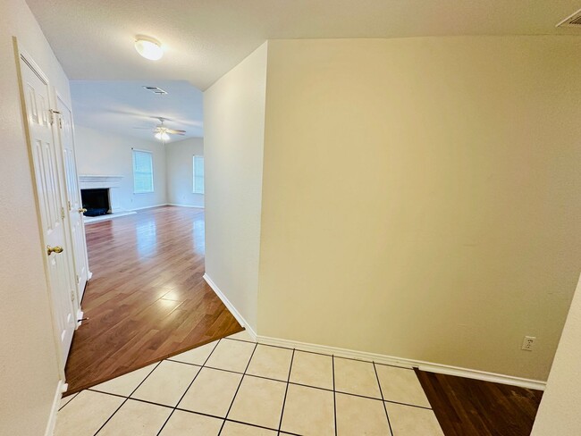 Building Photo - Awesome 3 Bed 2 Bath! Large Texas size home