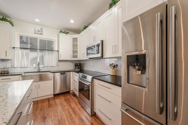Building Photo - 4220 Ravenna Pl