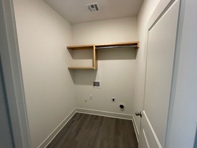 Building Photo - 5203/05 Chase Cir