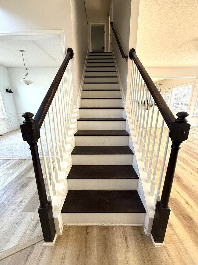Building Photo - LOCATION!  Close to the outlet Malls and D...