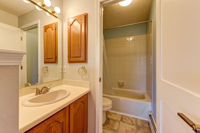 Building Photo - 2 Bedroom 2 Bath End Unit Condo with covered parking!