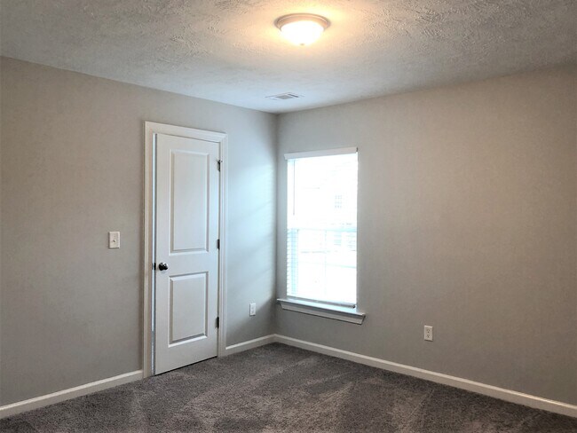 Building Photo - 902 Chesford Dr