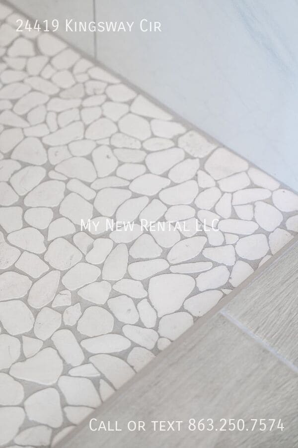 Building Photo - 24419 SW Kingsway Cir