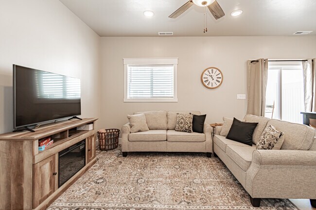 Building Photo - 380 S 3rd W