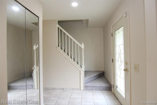 Building Photo - 5590 Greenbriar Dr