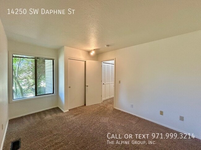 Building Photo - 14250 SW Daphne St