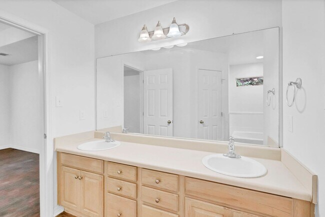 Building Photo - 4/2 in Stratford Glen Subdivision