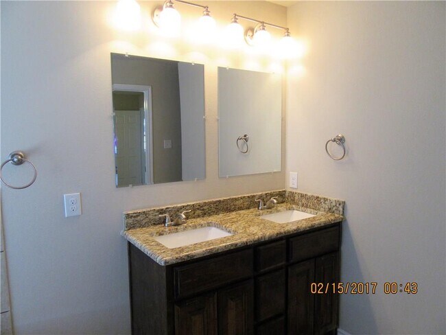Building Photo - 1725 Fairway Dr