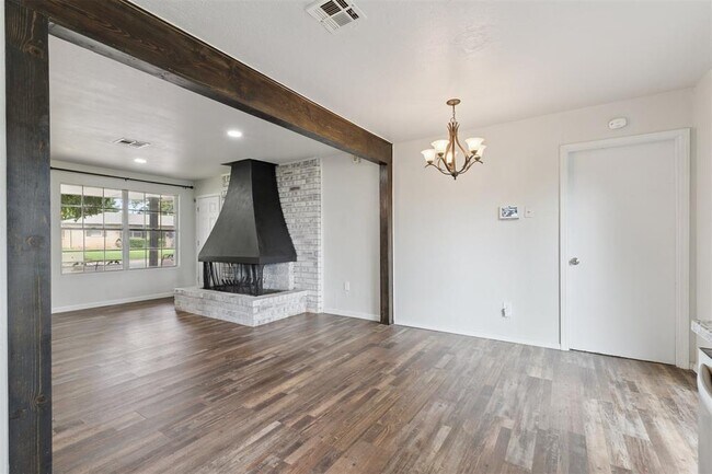 Building Photo - 2328 S Krowse Ave