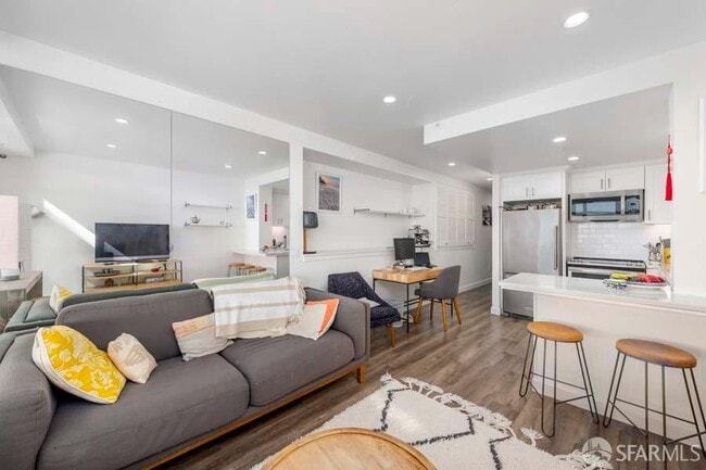 Building Photo - 403 Main St