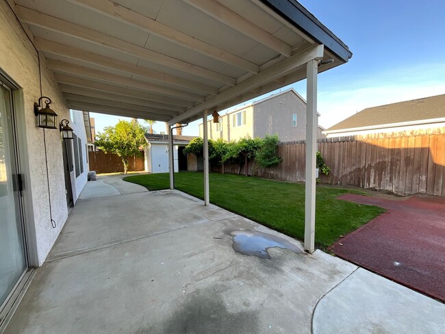 Building Photo - Updated 3 Bedroom 2 Bath Home in Fresno!