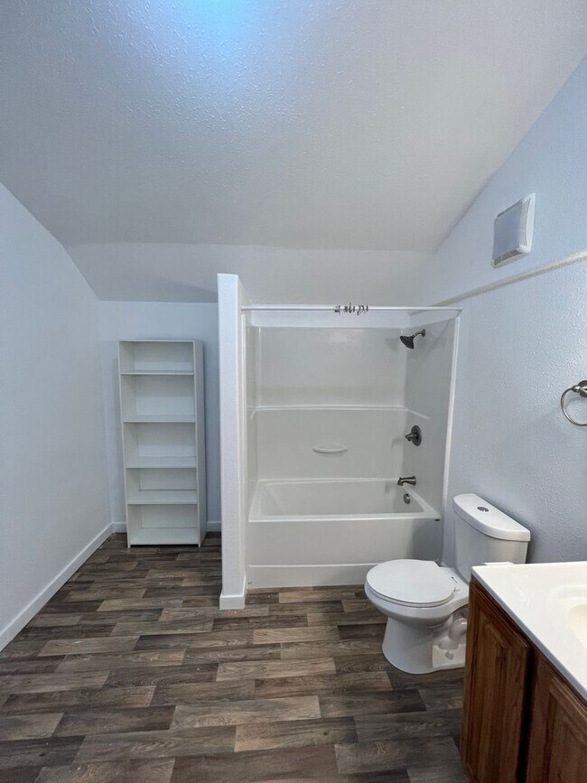 Building Photo - Beautiful Large Modern Shome located betwe...