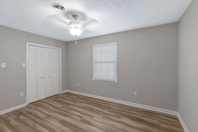 Building Photo - AVAILABLE NOW. 2 Bed 1 Bath Duplex. Locate...