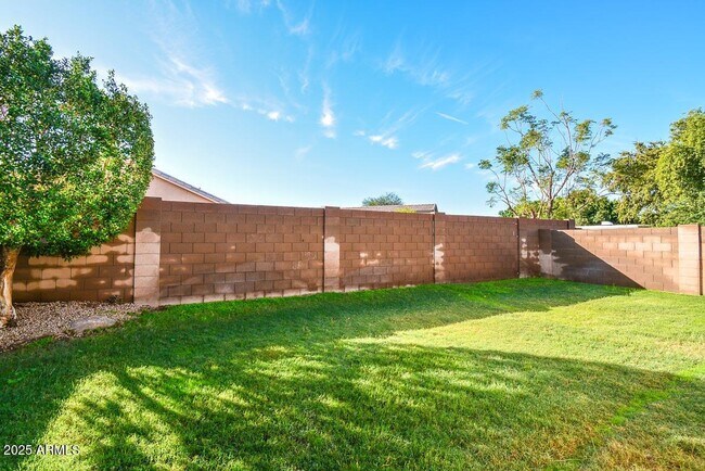 Building Photo - 9413 W Cinnabar Ave