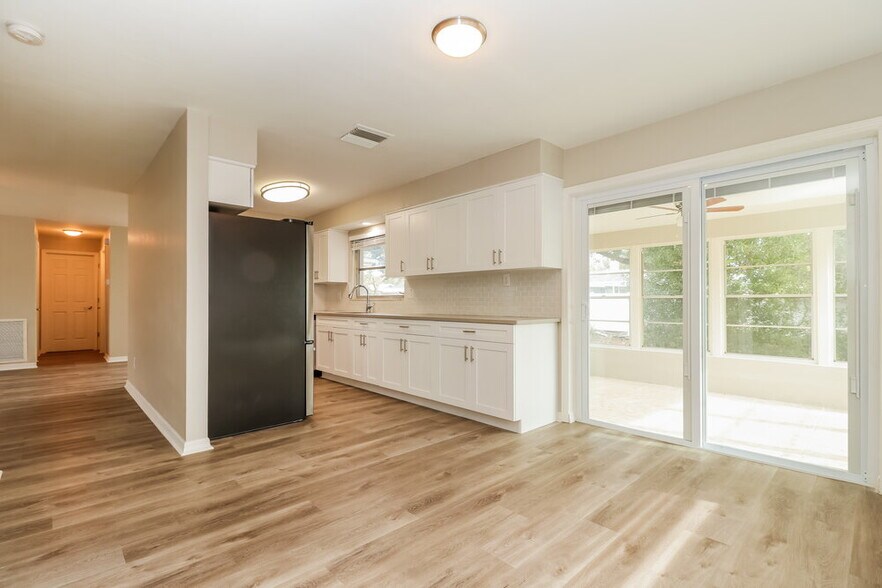 Building Photo - 2319 Surrey Ln