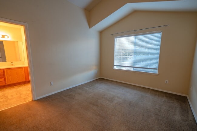 Building Photo - 7588 NE Curtis Ct