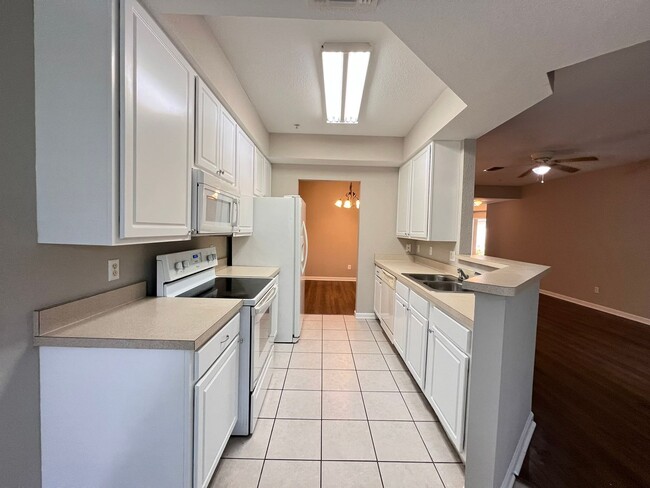 Building Photo - Great townhouse -  available now!