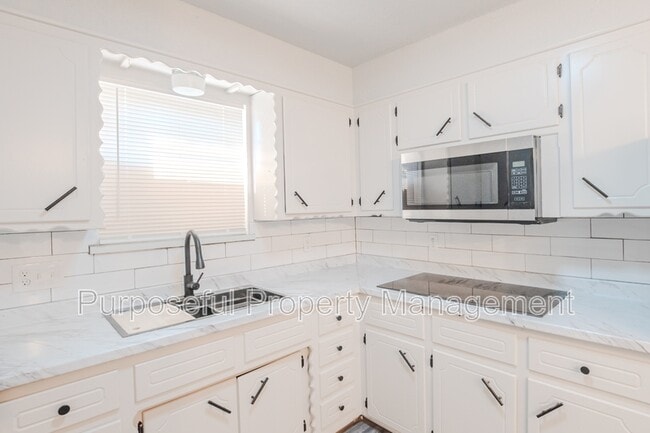 Building Photo - 2412 Laneway Dr