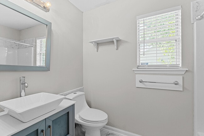 Building Photo - 5 Astor Ct