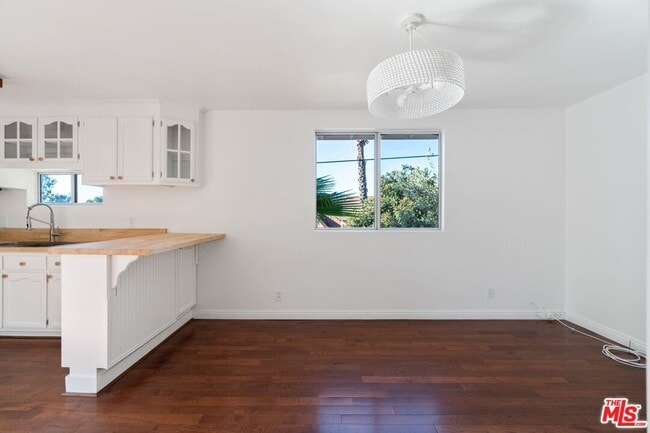 Building Photo - 4006 1/2 Sunset Dr