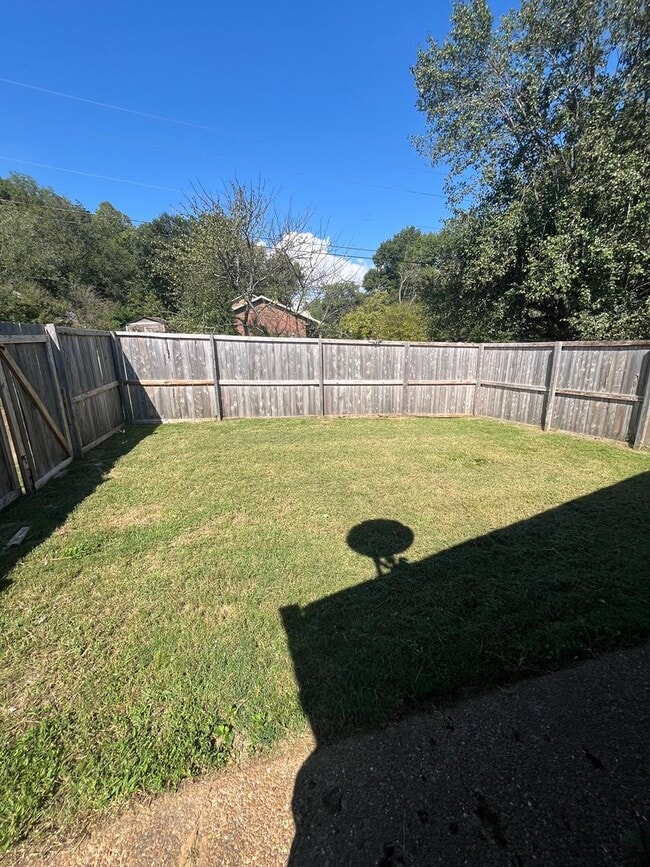 Building Photo - For Lease - 2 Bed, 2 Bath, 929sqft Unit in Hermitage!