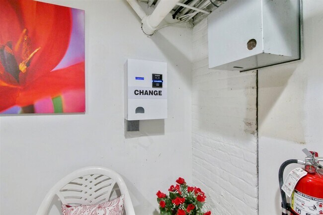 Building Photo - 194 Kensington Ave