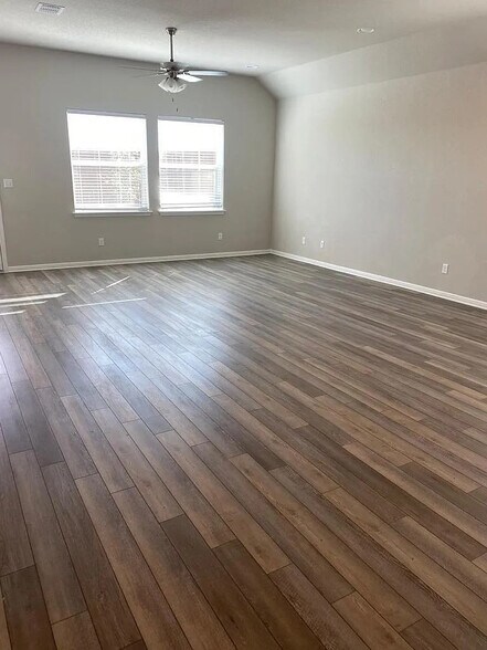 Building Photo - Room in Condo on College Park Dr