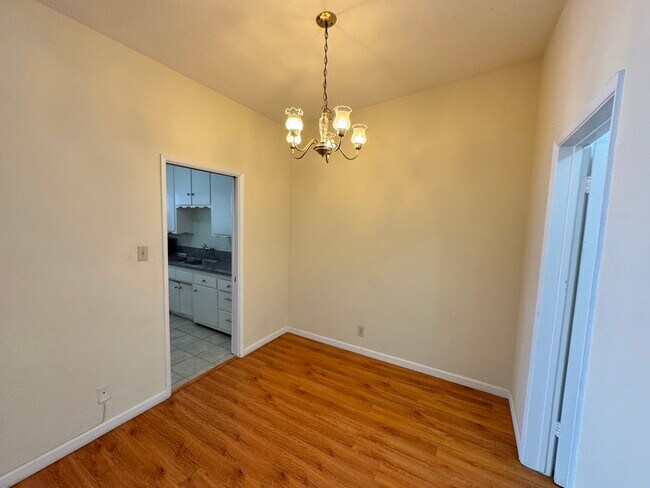 Building Photo - 521 S Manhattan Pl