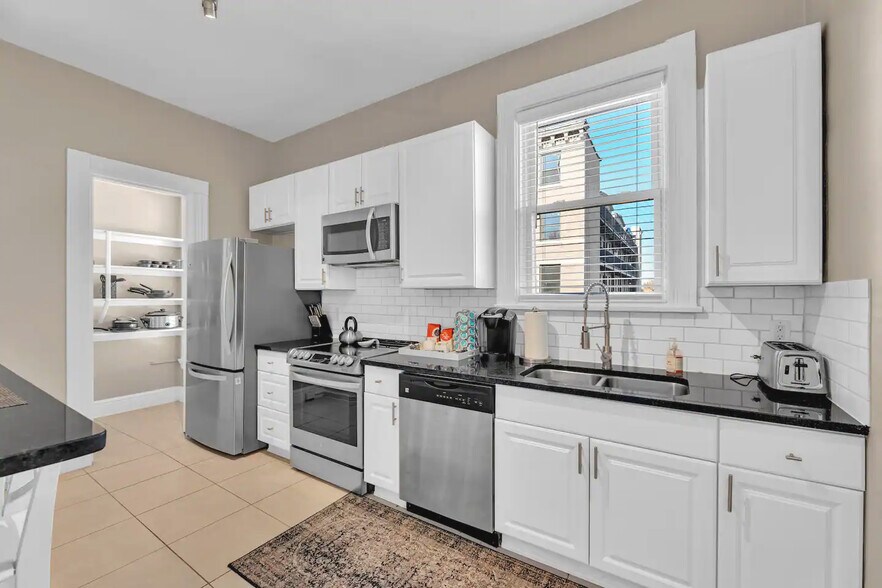Cooks kitchen with granite counters, stainless and walk in pantry. - 1104 Cross Ln