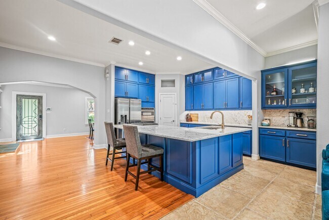 Building Photo - 258 Tuxedo Ave