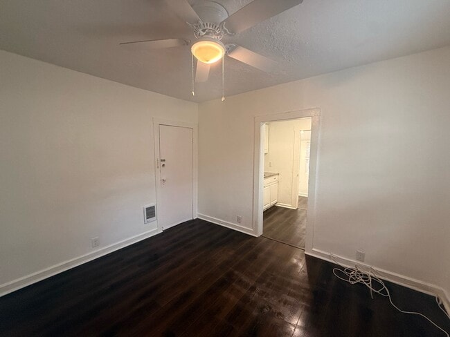 Building Photo - 1131 Queen St N