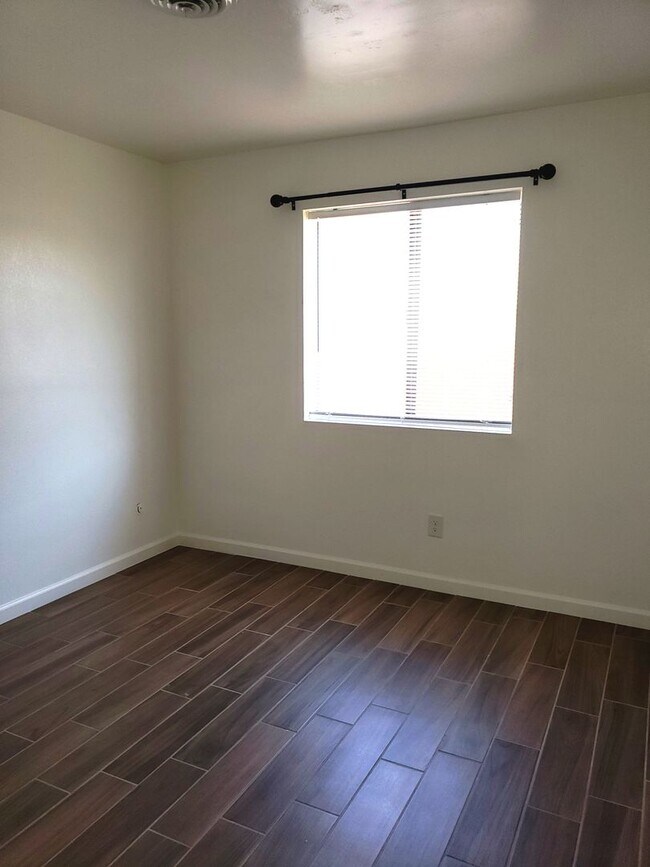 Building Photo - Maple Ave - Triplex