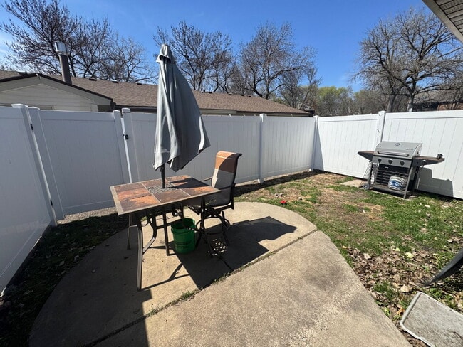 Building Photo - Charming 2-Bed Townhouse in St. Louis Park - Your Cozy Home Awaits!