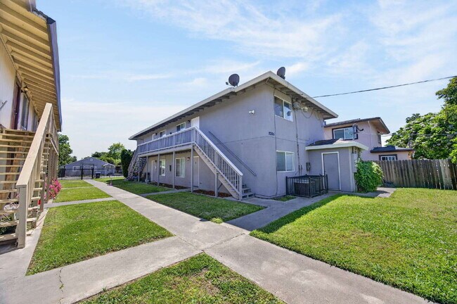 Building Photo - Remodeled 2-Bedroom Gem Near Sac City College