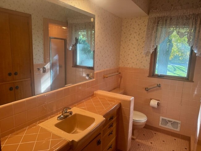 Building Photo - Amazing Home Next to Interlachen Golf Course with 4 bedrooms on Main Level, and Pond!