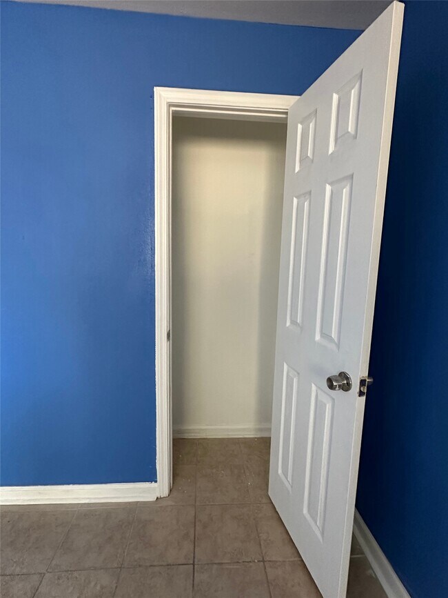 Building Photo - 516 Holiday Dr