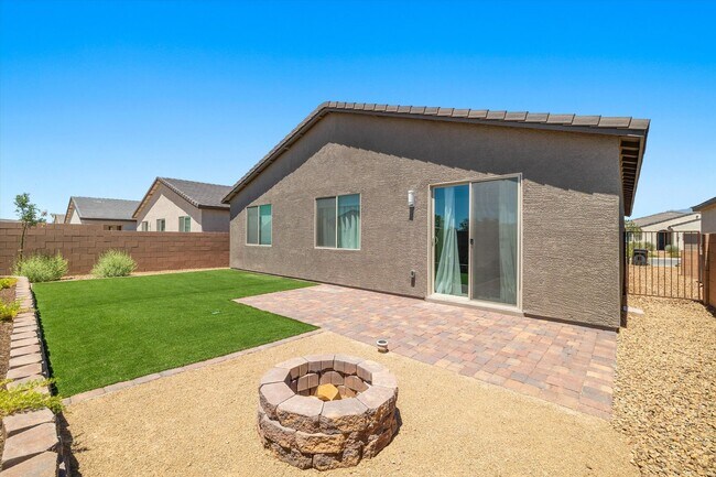 Building Photo - Spacious 3-Bed, 2-Bath Home with 2-Car Gar...