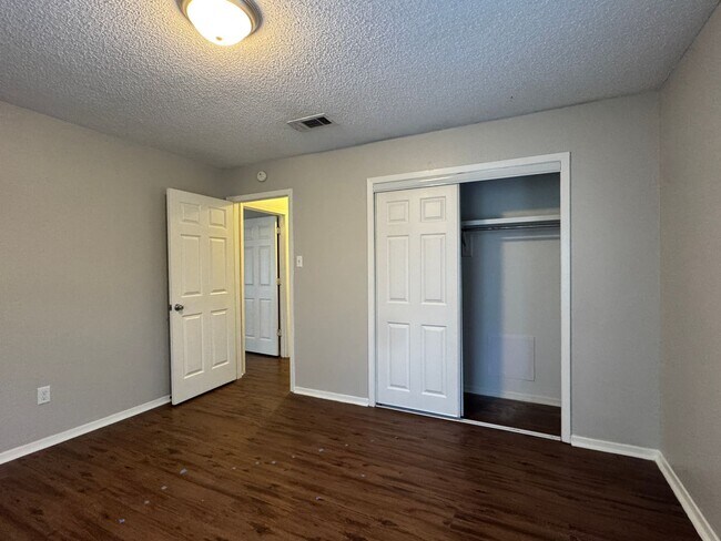 Building Photo - 405 Cypress Cir