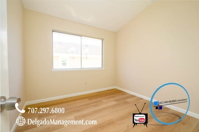 Building Photo - Completely remodeled Glen Cove 5 bed home