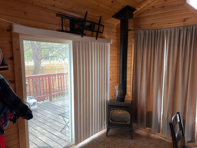 Building Photo - Updated 4 bedroom 2 bathroom house