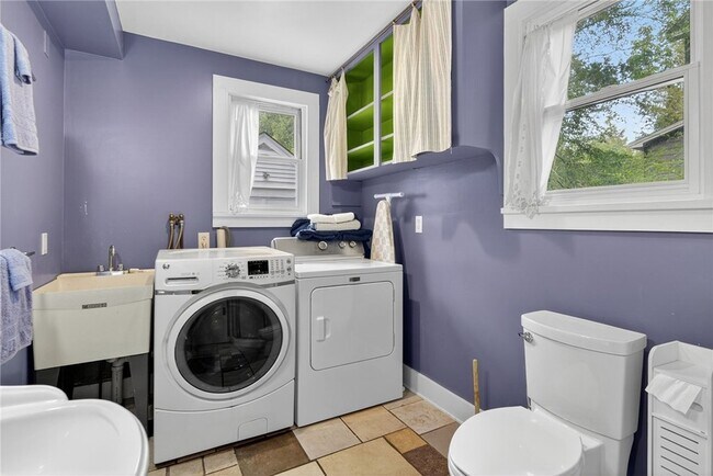 Building Photo - 204 Roat St