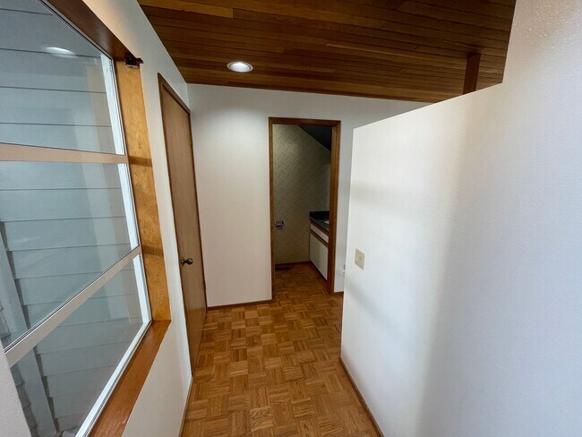 Building Photo - 2305 Skyline Way