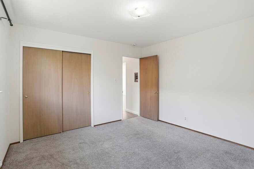 Building Photo - 2105 Royal Dr